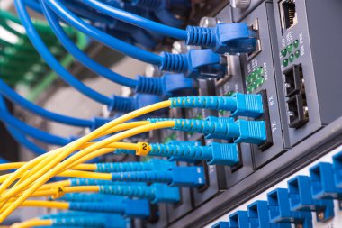Fiber optik ekipmanlı teknoloji merkezi