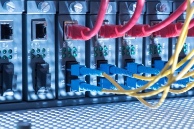 Fiber optik kablo ve kablo Utp ağı hub bağlantı noktalarına bağlı.