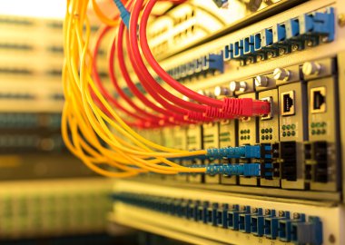Fiber optik kablo ve kablo Utp ağı hub bağlantı noktalarına bağlı.