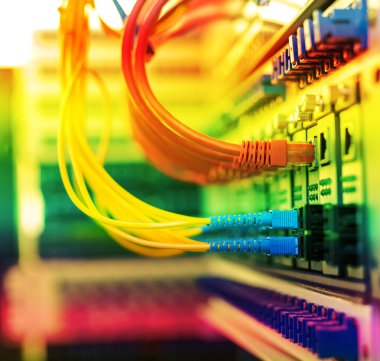 Fiber optik kablo ve kablo Utp ağı hub bağlantı noktalarına bağlı.