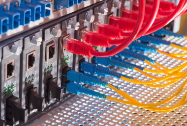 Fiber optik kablo ve kablo Utp ağı hub bağlantı noktalarına bağlı.