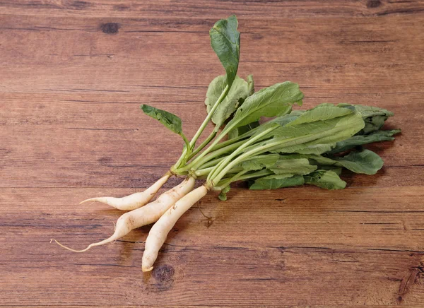 Rabanete Daikon no fundo de madeira — Fotografia de Stock