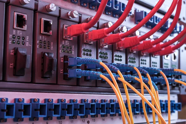 Fiber Optic kabels en Utp kabels aangesloten hub netwerkpoorten. — Stockfoto