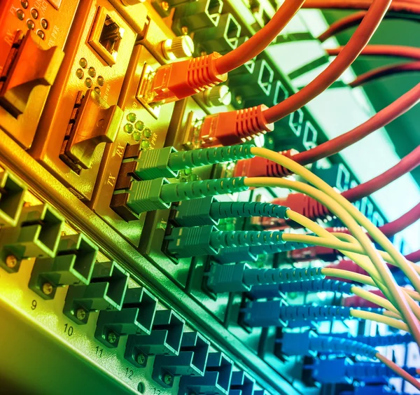Cables de fibra óptica y cables de red UTP puertos hub conectados . —  Fotos de Stock