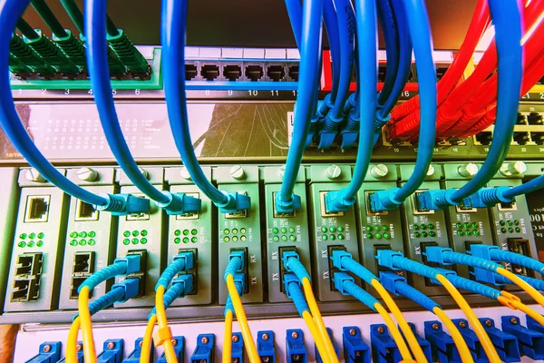 Fiber Optic kablar anslutna till en optik hamnar och nätverkskabel — Stockfoto