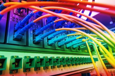 Fiber optik ekipmanlı teknoloji merkezi