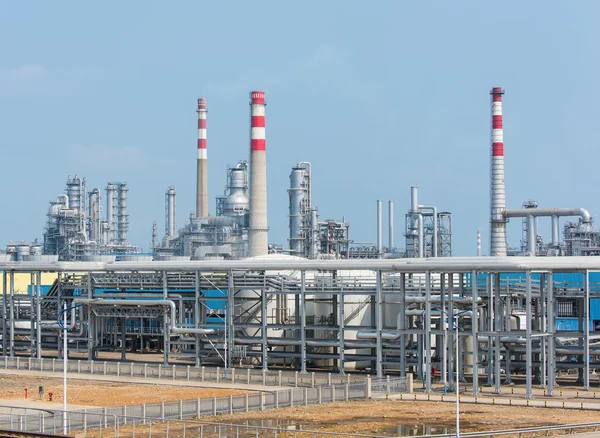 Fabbrica di trasformazione del gas. paesaggio con industria del gas e del petrolio — Foto Stock