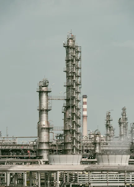 Fábrica de procesamiento de gas. paisaje con la industria del gas y el petróleo — Foto de Stock