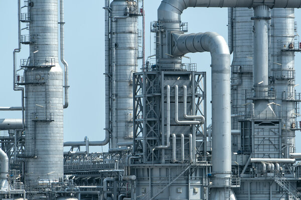 газоперерабатывающий завод. ландшафт с газовой и нефтяной промышленностью