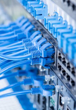 Ağ kabloları ve hub closeup fiber optik arka plan