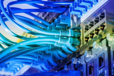 Ağ kabloları ve hub closeup fiber optik arka plan
