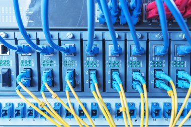 bir optik bağlantı noktalarına bağlı Optik lif kablolar