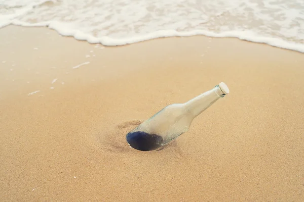 Пляшка на тропічному пляжі — стокове фото