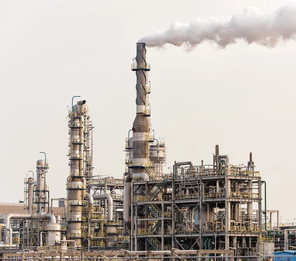 Fábrica de procesamiento de gas. paisaje con la industria del gas y el petróleo —  Fotos de Stock