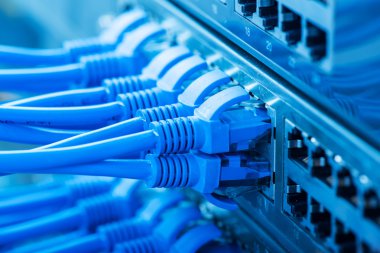 Veri merkezinde ağ paneli, anahtar ve kablo