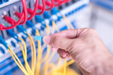 Ağ sunucu odası fiber optik hub ile digi için çalışan adam