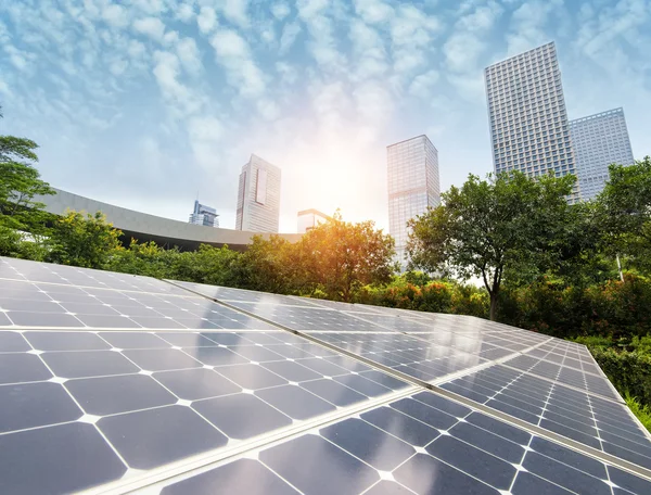 Paneles solares en el parque de la ciudad moderna — Foto de Stock