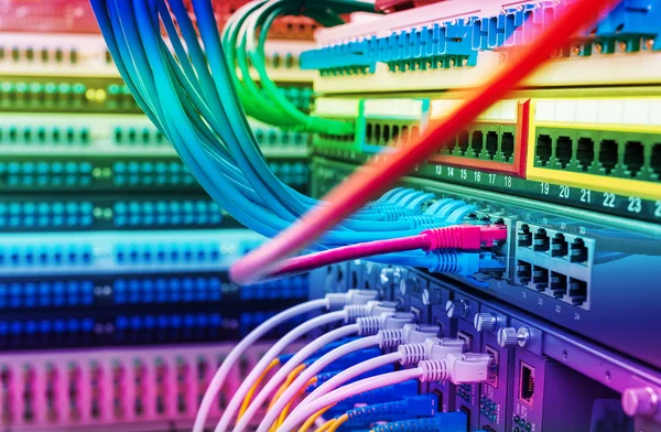 Conmutador de red y cables Ethernet, concepto de centro de datos. — Foto de Stock