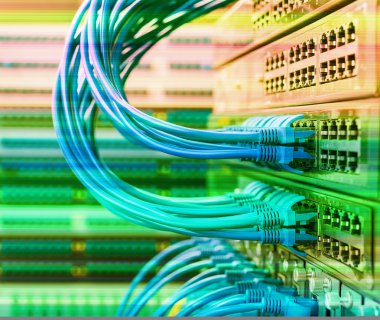 Ağ kabloları ve hub closeup fiber optik arka plan