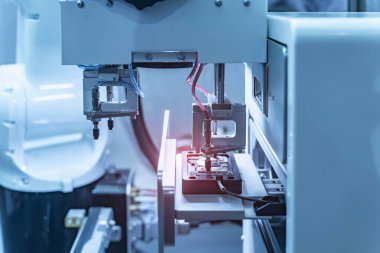 Robot kollu bilgisayar devre çipinin otomatik montajı, Akıllı fabrika endüstrisi 4.0 konsepti.