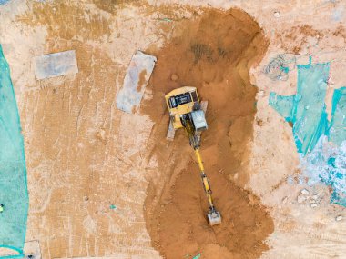 İnşaat alanında toprak hareketinde kazıcı, hava manzarası.