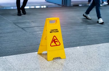 Islak zeminde ıslak tabela