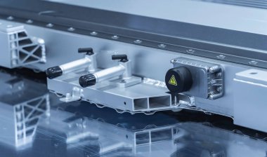 Güç treni ve güç bağlantısına sahip elektrikli araba, eko araba konseptinin elektrik sistemi.