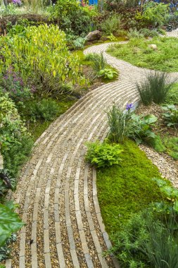 Bahçeden geçen patika