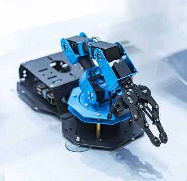 Akıllı fabrikada robotik silahlar, endüstri 4.0 konsepti.