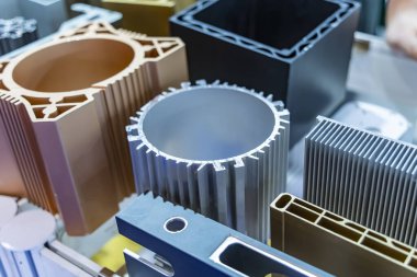 Standda alüminyum profil çeşitli örnekleri. Sanayi