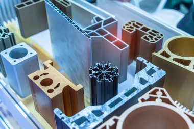 Standda alüminyum profil çeşitli örnekleri. Sanayi