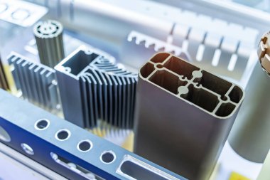 Standda alüminyum profil çeşitli örnekleri. Sanayi