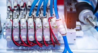 Hortum ve vana kontrolöründen oluşan pnömatik sistem.