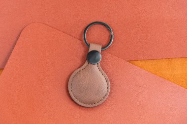 Deri arka planda kahverengi deri anahtarlık