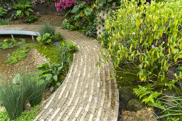 Bahçeden geçen patika