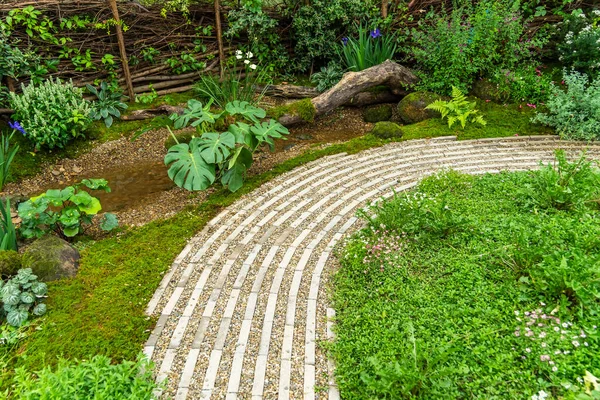 Bahçeden geçen patika