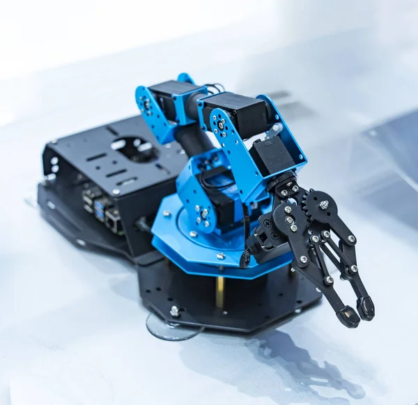 Akıllı fabrikada robotik silahlar, endüstri 4.0 konsepti.