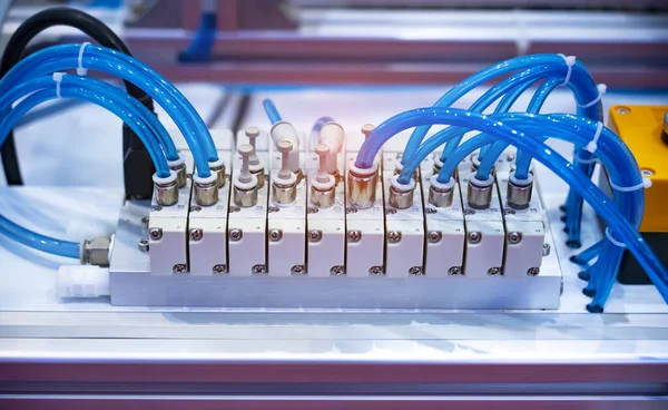 Hortum ve vana kontrolöründen oluşan pnömatik sistem.