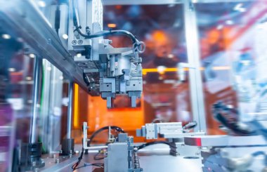 Otomatik klemp kol penası ve metal parçaları üretimi, endüstriyel, mühendislik, ai, otomatik teknoloji konsepti