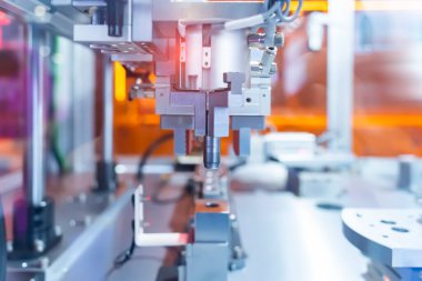 Otomatik klemp kol penası ve metal parçaları üretimi, endüstriyel, mühendislik, ai, otomatik teknoloji konsepti