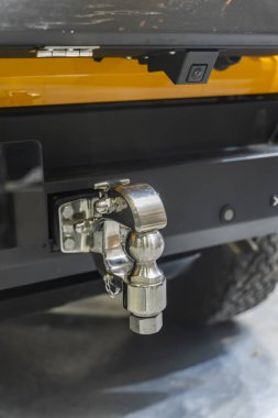 Bir SUV römorkunu çektiğin için çekici.