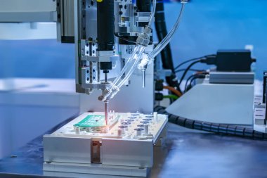 Mobil endüstriyel üretim fabrikasında otomatik robot matkap aleti