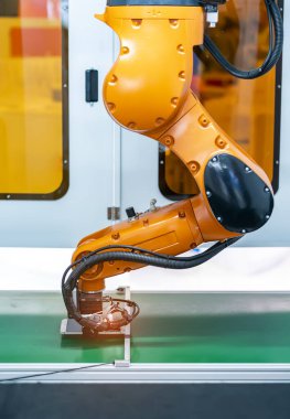 akıllı makine cep telefonu fabrikasında çalışıyor.