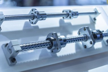 CNC makinesinin kurşun vida parçaları. CNC makine üretim sürecinin yüksek hassasiyetli kısmı.