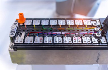 Lityum pil üretim fabrikasındaki yapay zeka makinesi, lityum pil modülleri alüminyum paletler üzerindeki lazer kaynaklarını bekliyor..