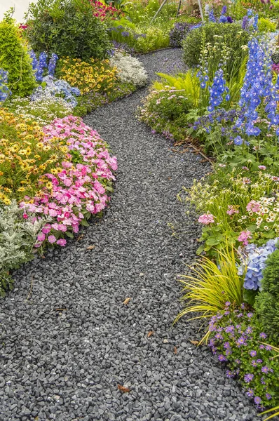 Çiçek bahçesinden geçen kaya yolu.