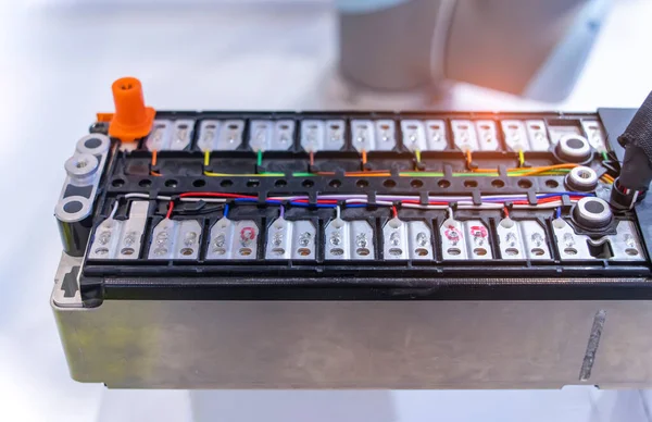 Lityum pil üretim fabrikasındaki yapay zeka makinesi, lityum pil modülleri alüminyum paletler üzerindeki lazer kaynaklarını bekliyor..