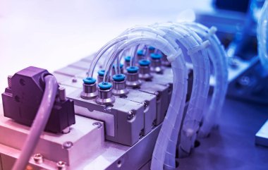 Hava hortumlarına bağlanan pnömatik hortum tesisatları bir üretim hattındaki pnömatik ekipmanlara monte edilir