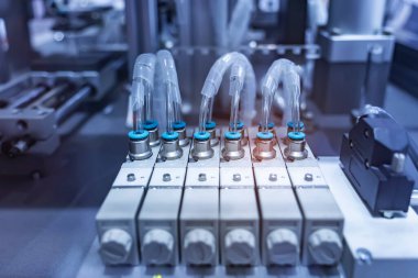 Hava hortumlarına bağlanan pnömatik hortum tesisatları bir üretim hattındaki pnömatik ekipmanlara monte edilir