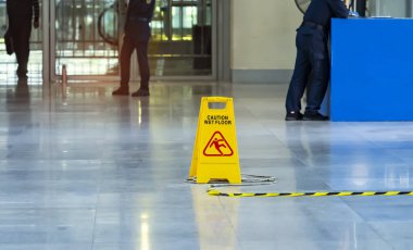 Sarı Dikkat ıslak zemin tabelası ıslak